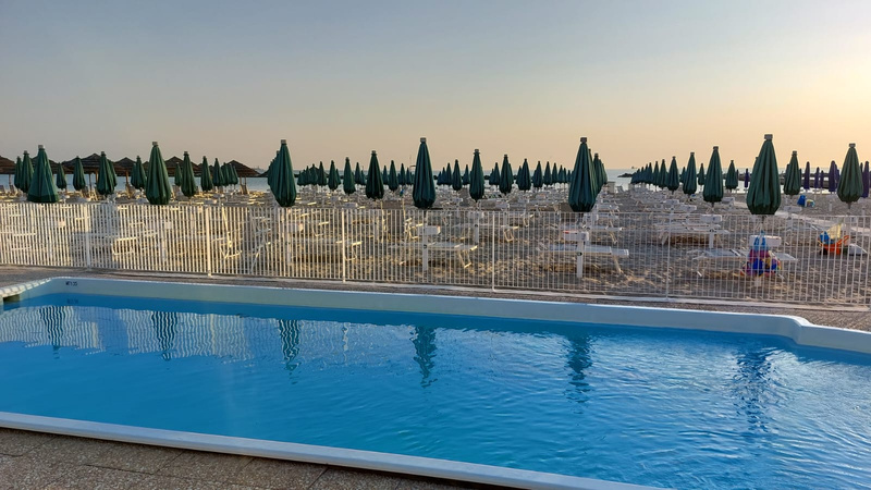 Stabilimento balneare con piscina a Falconara marittima, affitto ombrelloni e lettini a Falconara Marittima